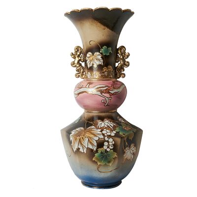 Jarr&oacute;n en porcelana japonesa Satsuma con decoraci&oacute;n de vides y drag&oacute;n, c.1930-1940. 62 x 27 cm.