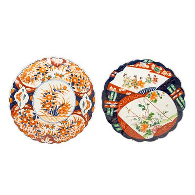Pareja platos en porcelana japonesa de Imari de perfil ondulado con decoraciones esmaltadas de 