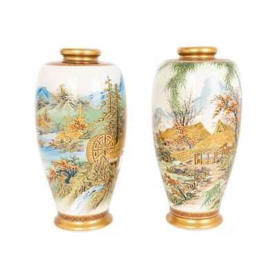 Pareja de jarrones en porcelana japonesa de Satsuma esmaltada con decoraci&oacute;n de paisajes de 
