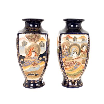 Pareja de jarrones en porcelana japonesa de Satsuma con decoraciones paisaj&iacute;sticas y de 