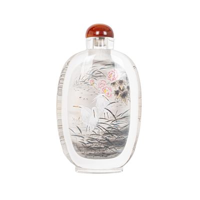 Tabaquera japonesa en cristal transl&uacute;cido con interior pintado a mano representando motivos 