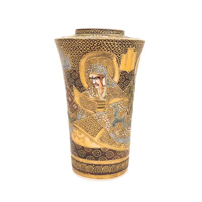 Jarr&oacute;n en porcelana japonesa de Satsuma esmaltado y dorado con decoraci&oacute;n de personajes 
