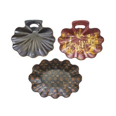 Lote de tres centros o palas de mesa japonesas en forma de veneras en papel mach&eacute; lacado con 