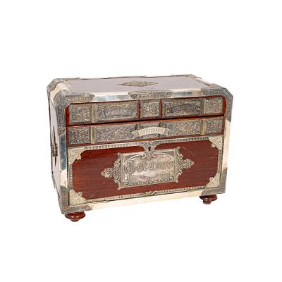 Caja tabaquera dise&ntilde;o arquilla en madera de cedro barnizada y plata punzonada con decoraci&oacute;n 