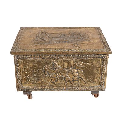 Carbonera en metal dorado y madera, s.XX. Con decoraciones en relieve de escenas campestres. 34 