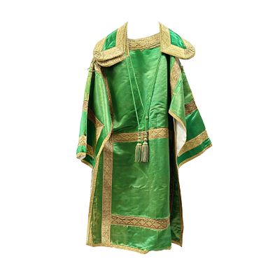 Casulla y estola en seda tonalidad verde con galones dorados e interior en beige, segunda mitad 