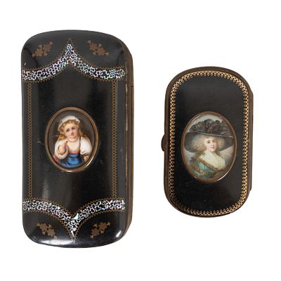 Pareja de pitilleras en madera ebonizada con decoraci&oacute;n de medallones con retratos de dama 