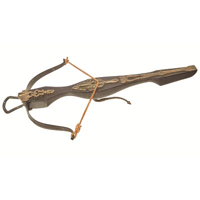 Ballesta de juguete en madera lacada con decoraci&oacute;n de motivos fitomorfos en metal dorado 
