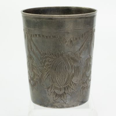 Антикварный серебряный бокал со штихельным растительным узором, Москва, Петров Федор, 1777. Код: 