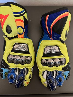 VALENTINO ROSSI - RACE GLOVES. Valentino racing gloves. 
Perfect condition. 
A must-have for any 
