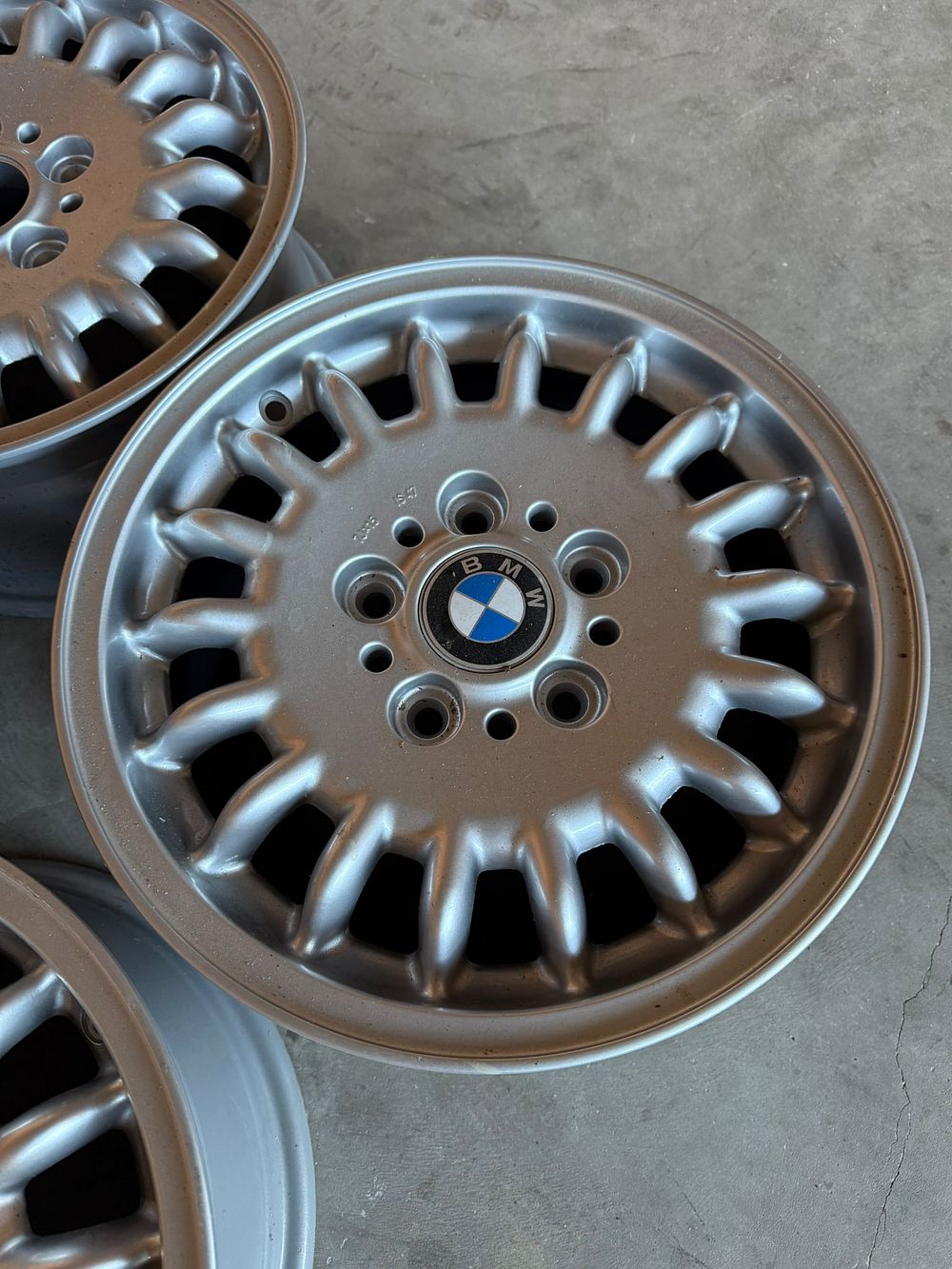 BMW 3 Series E36 ALLOY WHEELS. 15' alloy wheels 
BMW 3 Series E36 
1990-1994 
Excellent Condition 