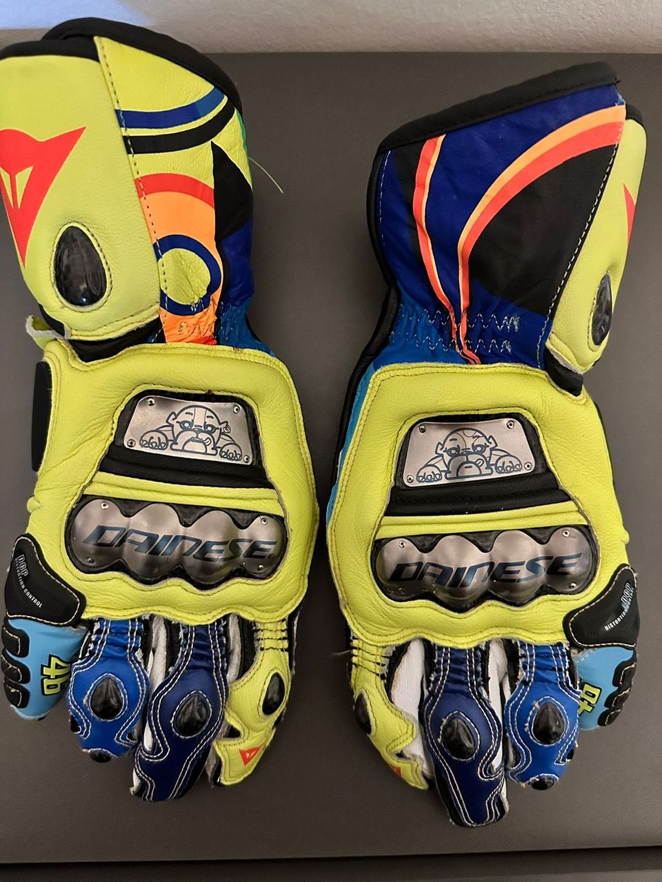 VALENTINO ROSSI - RACE GLOVES. Valentino racing gloves. 
Perfect condition. 
A must-have for any 