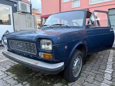 FIAT 127 BLUE. YEAR 1974. 
very first series, small trunk 
67,000 km 
COMMISSIONE CASA D'ASTE: 