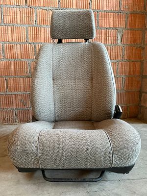 ALFA 75 - FABRIC SEAT. Seat in excellent condition 
AUCTION HOUSE COMMISSION: 23% OF THE SELLING 