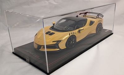 MODELLO FERRARI SF90 XX STRADALE GIALLO TRISTRATO, SCALA 1:18 . MR Collection Models si 
