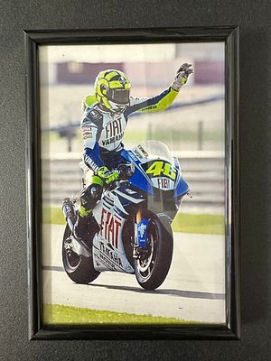 VALENTINO ROSSI - DUE FOTO UNICHE CON CORNICE. Valentino Rossi (Urbino, 16 febbraio 1979) &egrave; un 