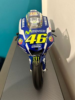 VALENTINO ROSSI - GRANDE MODELLINO YAMAHA YZR - M1. La Yamaha YZR-M1 &egrave; la motocicletta di punta 