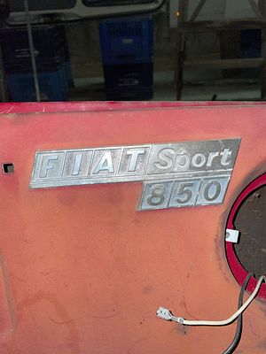 FIAT 850 SPORT
LOTTO UNICO. Fiat 250 Sport, 
pezzi rari: 
- cofano motore e badge 
- portiere 