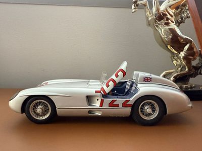 MODELLINO MERCEDES 300 SLR CMC. CMC, nel settore del Modellismo di alta gamma, &egrave; un Marchio di 