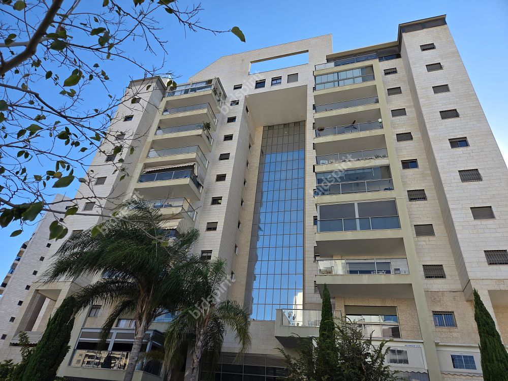 , דירת מיני פנטהאוז, 6 חדרים, חולון, רחוב דבורה ברטונוב 5, גוש 6872, חלקה 28 תת חלקה 43. דירה בת 6 חדרים 
בקומה 11 בבניין משותף, 
בשטח של 139.3 מ"ר 
+ מרפסת גג בשטח 32.9 מ"ר
+ מרפסת גג בשטח 74.6 מ"ר 
+ 2 חניות + מחסן.