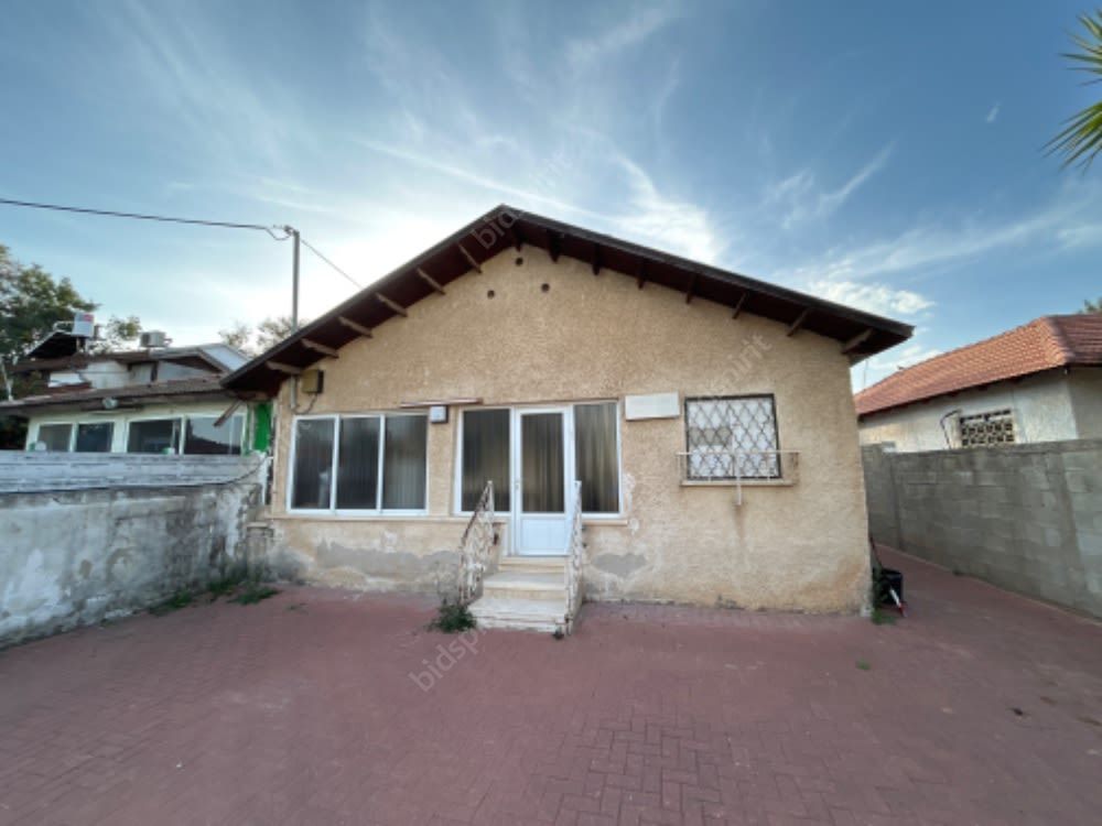 , בית צמוד קרקע דו משפחתי עם חצר, רמת השרון, רחוב מסדה 15, גוש 6341, חלקה 92 תת חלקה 1. הבית בן 3 חדרים, הבנוי בקומת קרקע ובנוסף בנוי מחסן בחלק האחורי של החלקה.
* בחוזה יש לחתום בראשי תיבות בתחתית כל עמוד + בסוף החוזה במקום בו רשום "הקונים" יש לחתום חתימה מלאה..