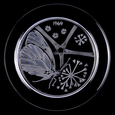 Lalique. Годовая тарелка &laquo;Бабочка&raquo;. Франция, Лалик, 1969. . Д.: 21 см. На обороте тарелки марка: 
