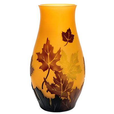 Французская резная ваза из стекла с камеей, Франция, 1980е гг. Привнесите нотку элегантности в 