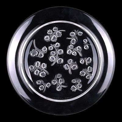 Lalique тарелка "Ландыши", Франция, 1970- е гг. Д: 21 см. 
клеймо: Lalique France 
&laquo;Лалик&raquo; - 