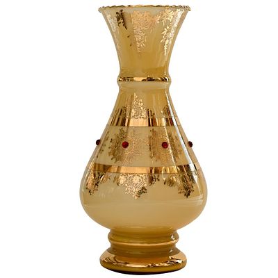 Ваза Bohemia 1970-е годы. Ваза в золотом оттенке с элегантным красным декором, сияющем в лучах 