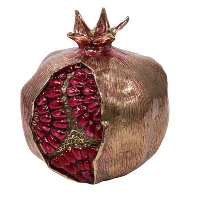 Коллекционная скульптура «Гранат» Бронза, эмалевые краски. Гранат занимает важное место в 