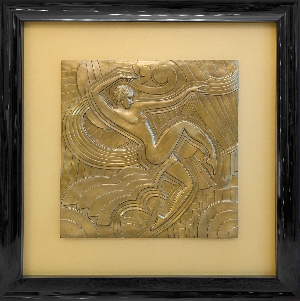 Барельеф эмблема &laquo;Folie Berger&raquo;/ &laquo;Фили Берже&raquo;. С Эрте Элен познакомилась в 1954 году, тогда и 