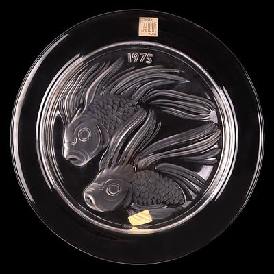 Lalique 1975 г. коллекционная тарелка &laquo;Fish duet&raquo; Франция. Д: 21 см. 
клеймо: Lalique France 