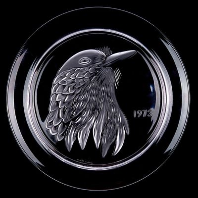 LALIQUE. ГОДОВАЯ ТАРЕЛКА "СОЙКА" 1973 Г. Д: 21 см. 
На обороте тарелки клеймо: Lalique France. 