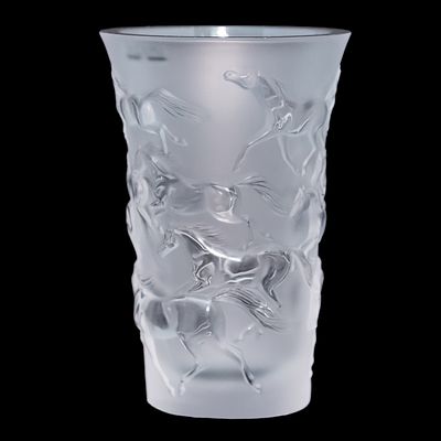 Lalique &laquo;Mustang &raquo; ваза, Франция. Игра света и тени на матовой поверхности сатинированного 