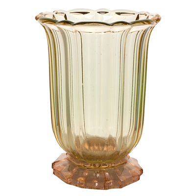 Урановая ваза мануфактура Solomon Reich, 1930-е гг., 
Богемия. Ваза произведена на заводах 