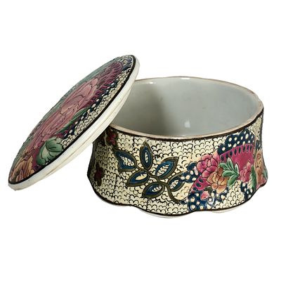 Шкатулка для украшений и мелочей, Китай, 70-е гг. Фарфоровая шкатулка 
около 12 см