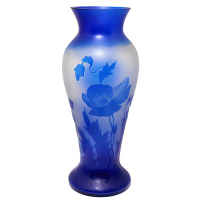 Ваза с изображением цветов, Богемия, 60-е гг. . многослойное стекло, травление 
в.: 30 см