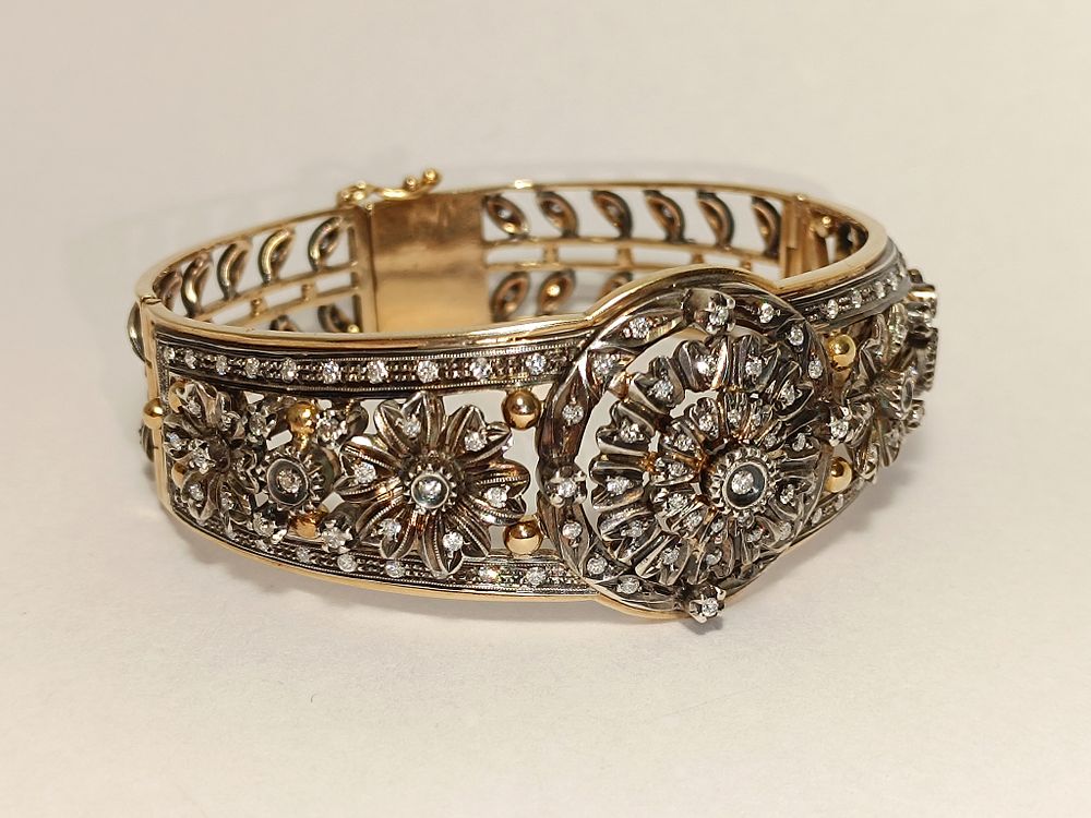 Leiloeira Antiqu&aacute;ria | Auction 14 | GOLD, SILVER JEWELLERY AND COLECTABLES