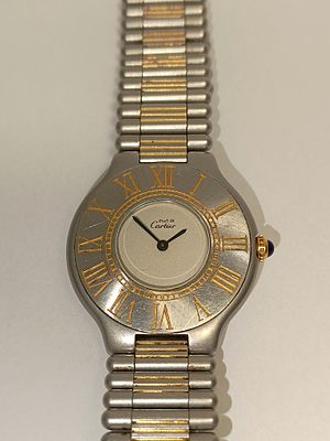 Rel&oacute;gio Cartier Must 21 em a&ccedil;o e ouro com coroa em cabuchon de safira