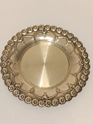 Small silver eagle salver with floral themes, 9.6g 
7.4cm width