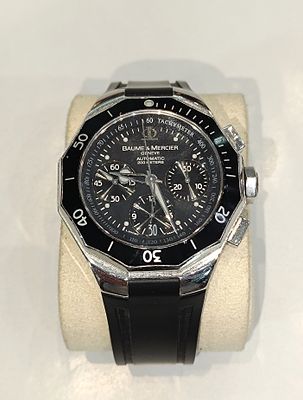 Rel&oacute;gio Baume e Mercier autom&aacute;tico em a&ccedil;o, modelo Riviera com bracelete em borracha