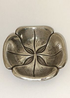 925% silver eagle candy box with Topaz brand and flower motif, 63.8g 
9.5cm wide