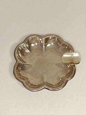 Silver ashtray with clover motif, 23.8g 
6cm wide