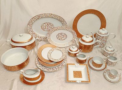 SPAL Portuguese dinnerware set with floral motifs and golden details, incomplete set 
10 