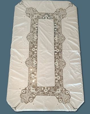 Lace and linen tablecloth with floral motifs 
240cm long 
157cm wide