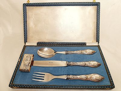 3-piece silverware set and napkin holder in 925% silver 
Note: Only the silverware handles are 