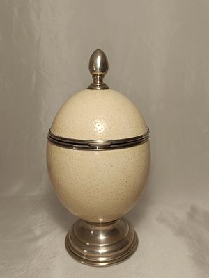 Ostrich egg with 925% silver eagle on the inside, foot and top 
24cm height 
11.5cm width