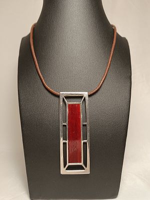 Silver necklace with leather thread and wood in the center, 22g