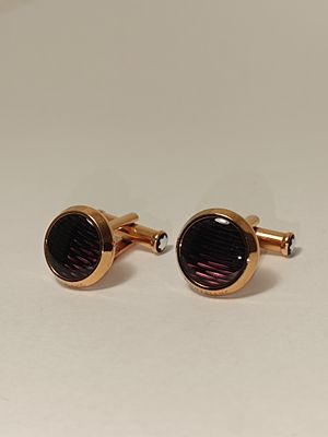 Bot&otilde;es de punho Montblanc cole&ccedil;&atilde;o Meisterstuck em plaqu&ecirc; com detalhe listradoem laca preta