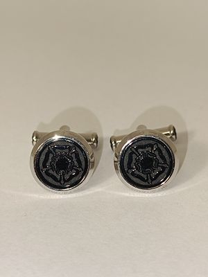 Bot&otilde;es de punho Montblanc cole&ccedil;&atilde;o William Shakespeare em a&ccedil;o com padr&atilde;o gravado em resina 